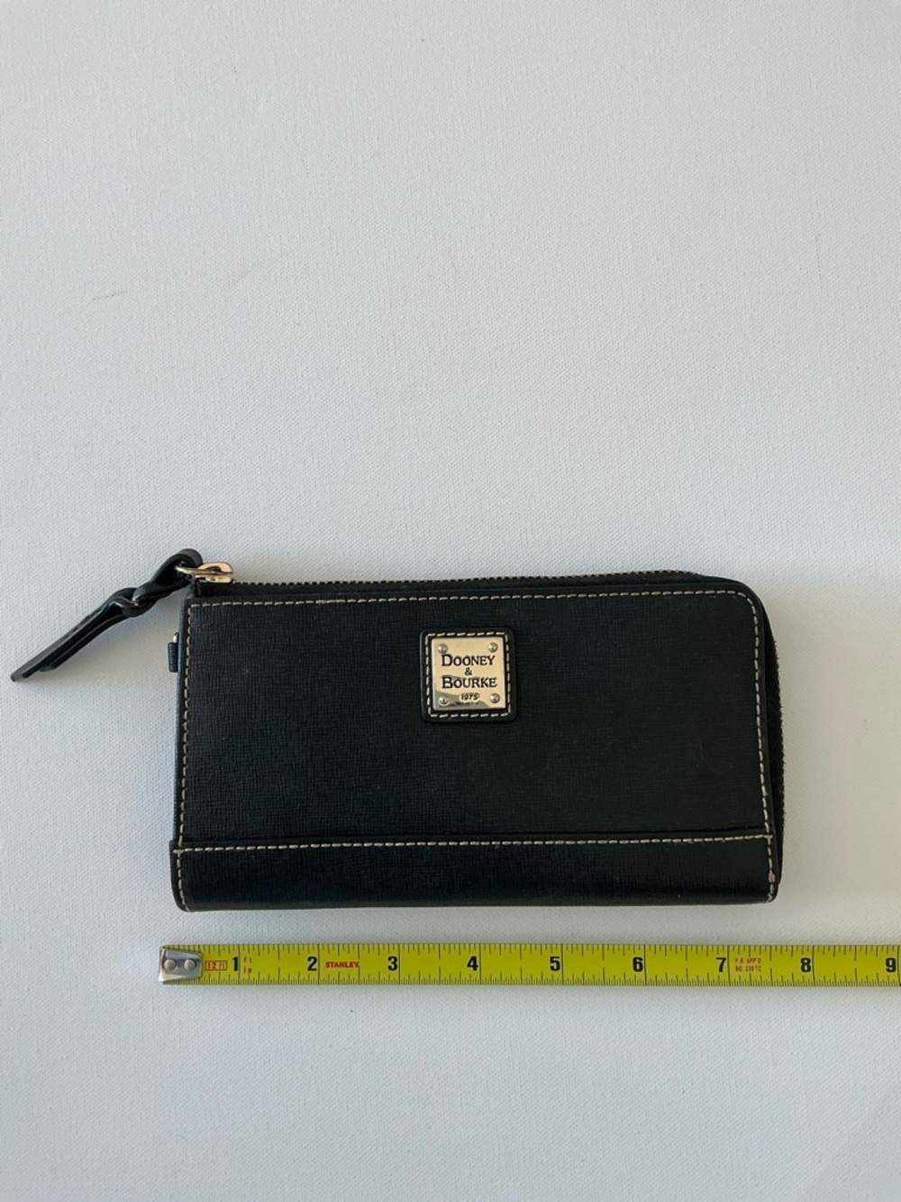 Dooney & Bourke Black Leather Zip Around Wallet Red Interior Logo Plaque - Picture 5 of 12